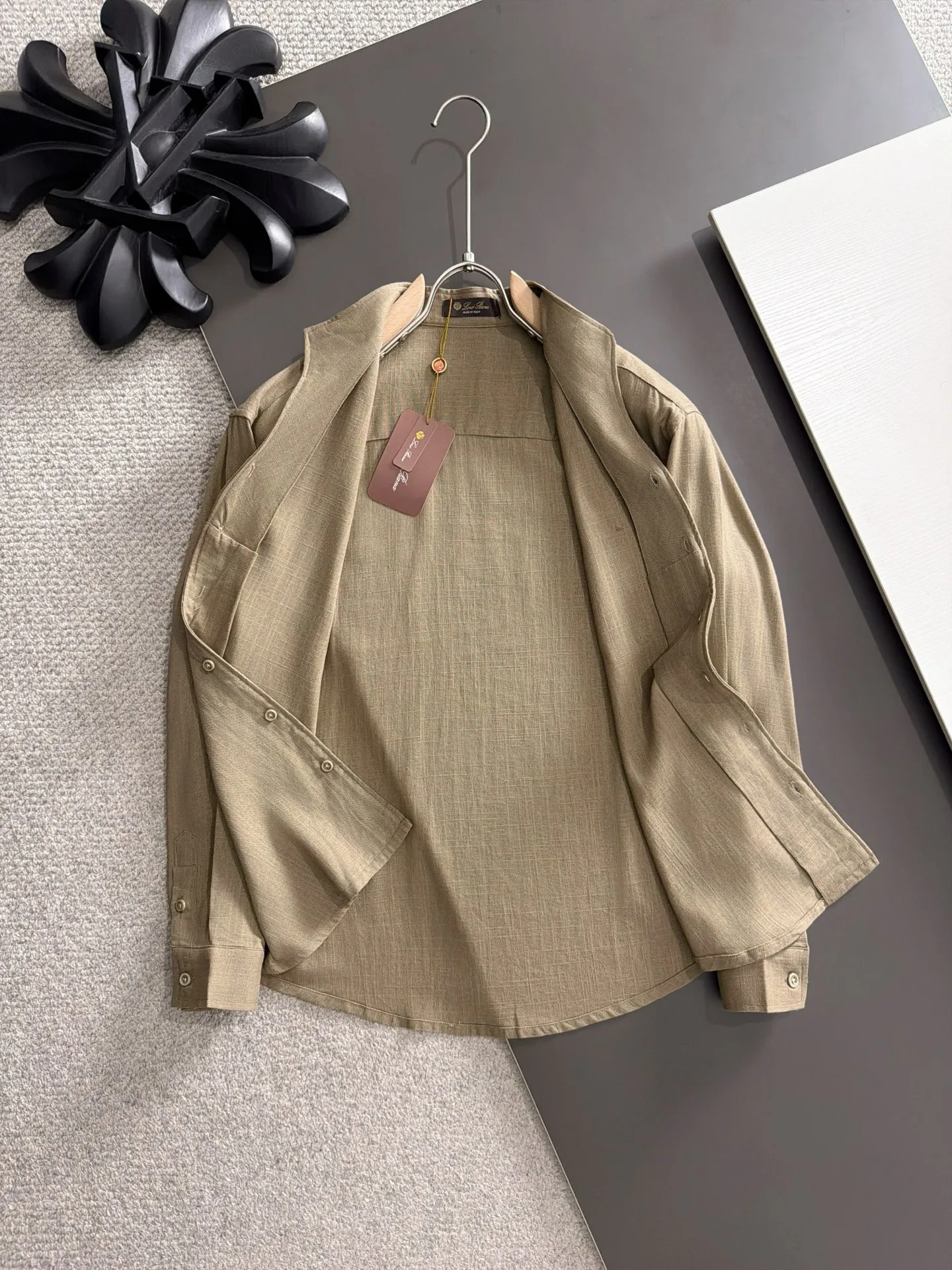 Next day shipment LP high quality Loro Piana 26ss autumn and winter New Arrival linen shirt set Made of one-on-one combed cotton yarn knitted linen fabrics, no pressure in and out of the counter Exclusive control of raw materials It feels substantial when weighed, and the upper body is more textured than ordinary T-shirts. This texture can cope with the weather easily and is suitable for both hot and cold! Loose fit design, looks noble. The only correct version is available Size: M to XXXL
